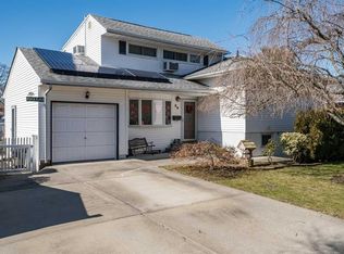 80 Hemlock Dr, Farmingdale, NY 11735