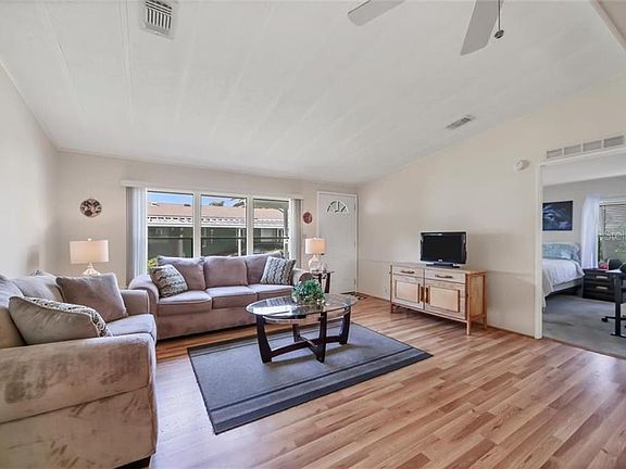 4th image of 712 Watersedge St