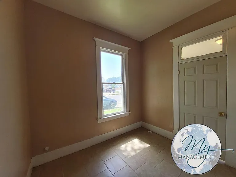 4 bed, 1.0 bath, 1400 sqft, $1,300 — Photo 17