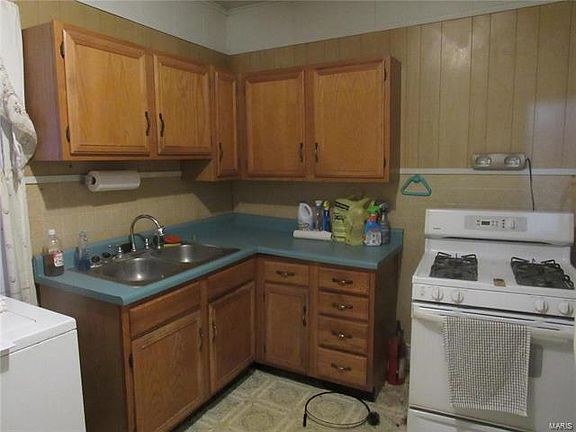 4th image of 107 N School St