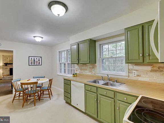 4th image of 1044 Rustling Oaks Dr