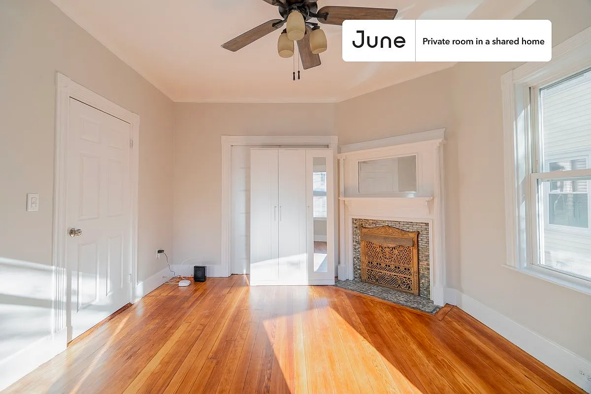 Queen bedroom in 5 bed/2 bath home in Brookline #1799 A — Photo 2