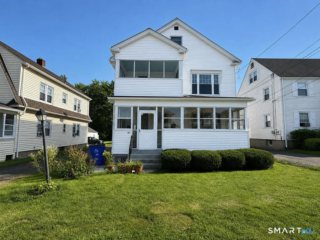 2 bed, 1.0 bath, 2240 sqft, $1,800 — Photo 1