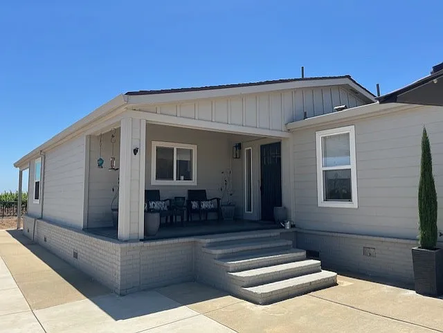 4 bed, 2.5 bath, 2060 sqft, $2,995 — Photo 2