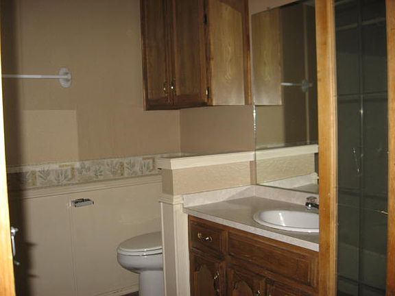 4th image of 717 Escuela Ave