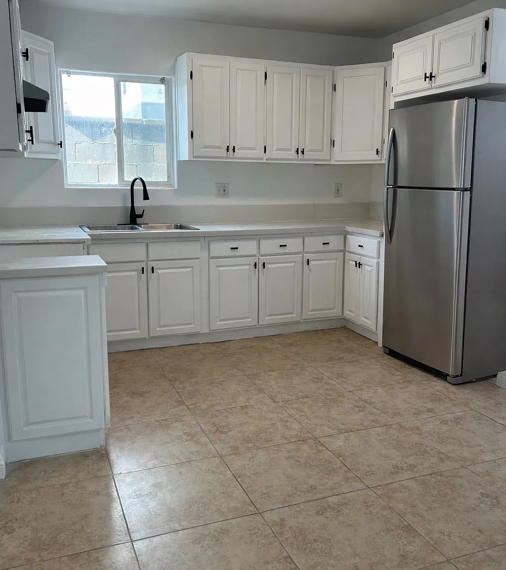 3 bed, 800 sqft, $2,700 — Photo 1