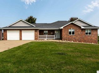 203 S Lake Dr, Farley, IA 52046