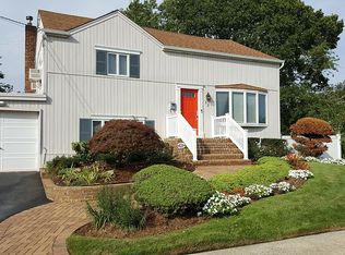 52 Thompson Ave, Oceanside, NY 11572