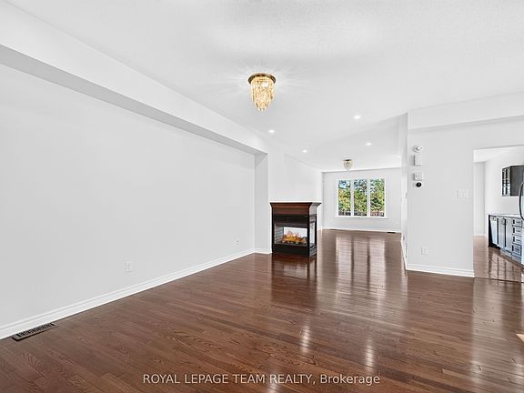 5th image of 686 White Alder Ave