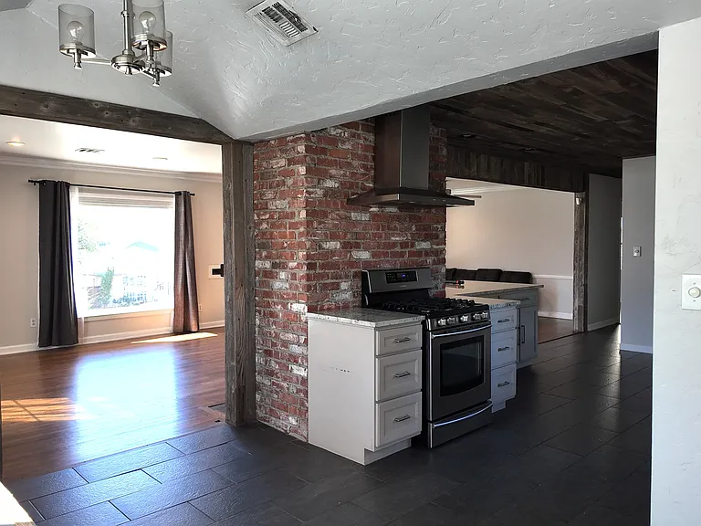 1251 E 31st Ct — Photo 10