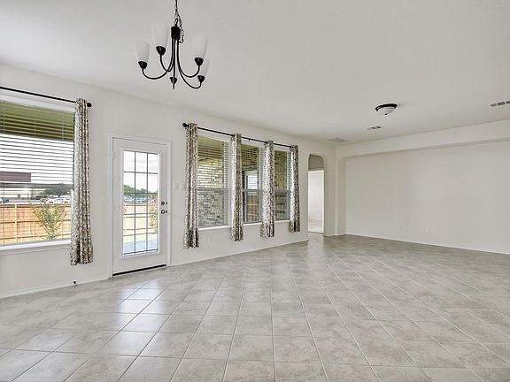 5th image of 1701 Foxglove Dr