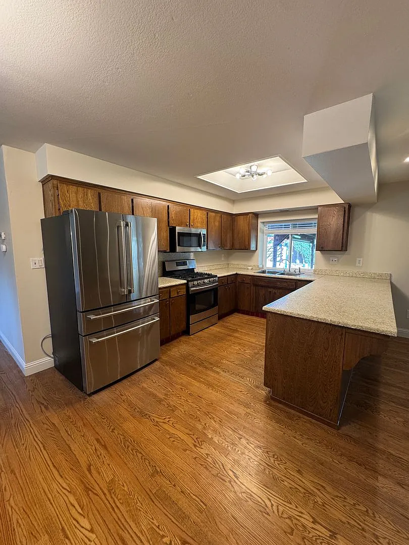 Beautiful 4 Bedroom with Direct American River Parkway Access and Pool! — Photo 4