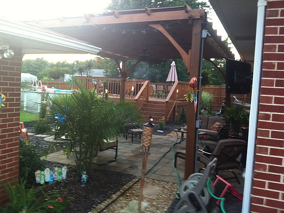 Tropical backyard w/pool 