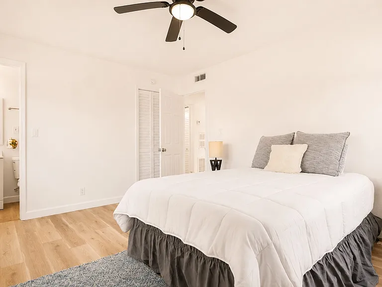 5252 Santa Monica Blvd N — Photo 8