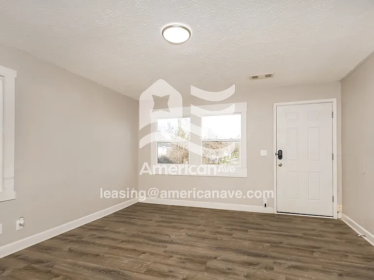 1741154_003_living_room_13648588.jpg