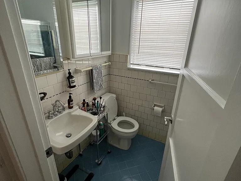 Current tenant _ bathroom
