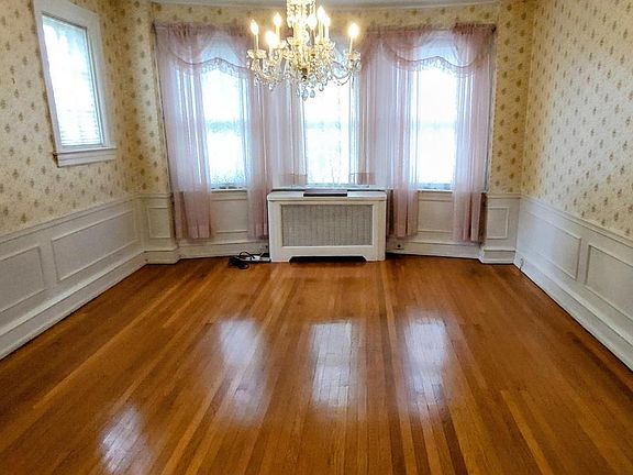 5th image of 1050 Stanwood St