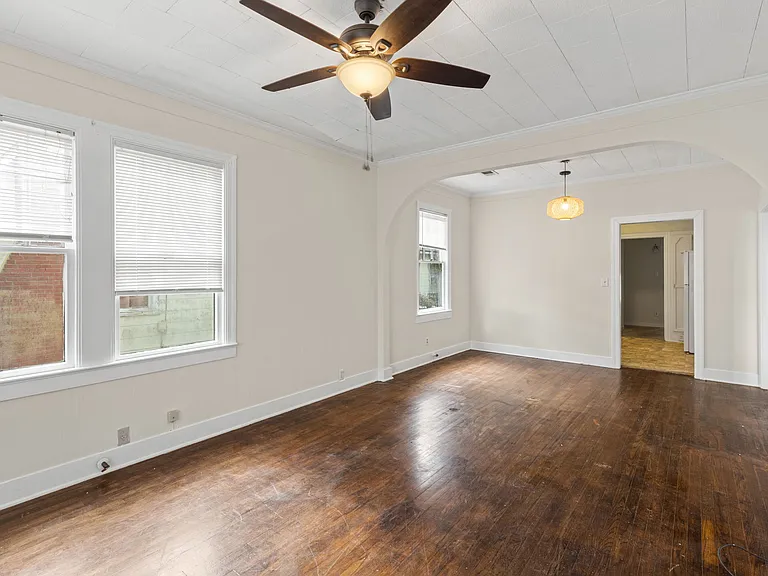2212 Stanton St — Photo 3