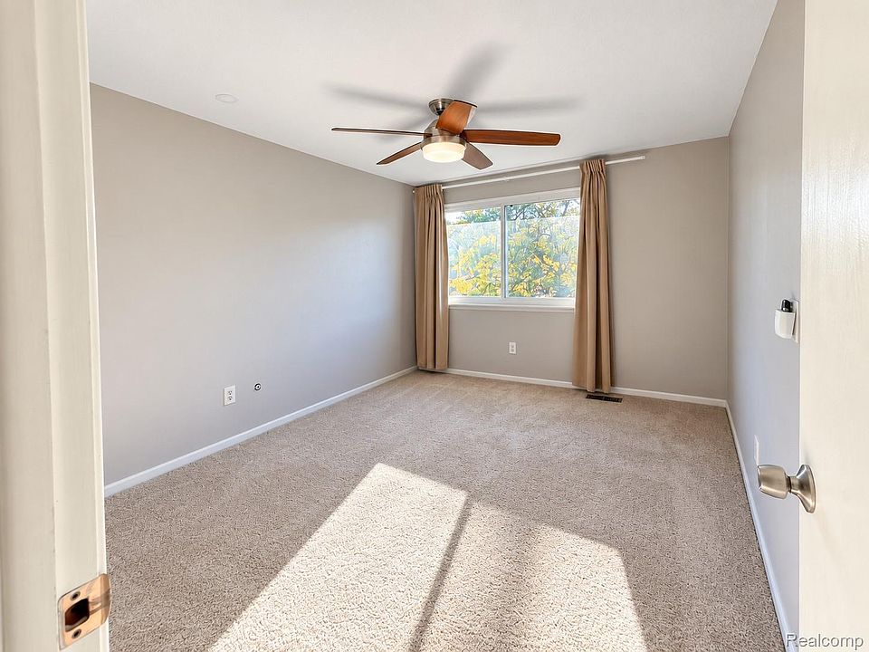 904 Williamsburg Ct, photo 12