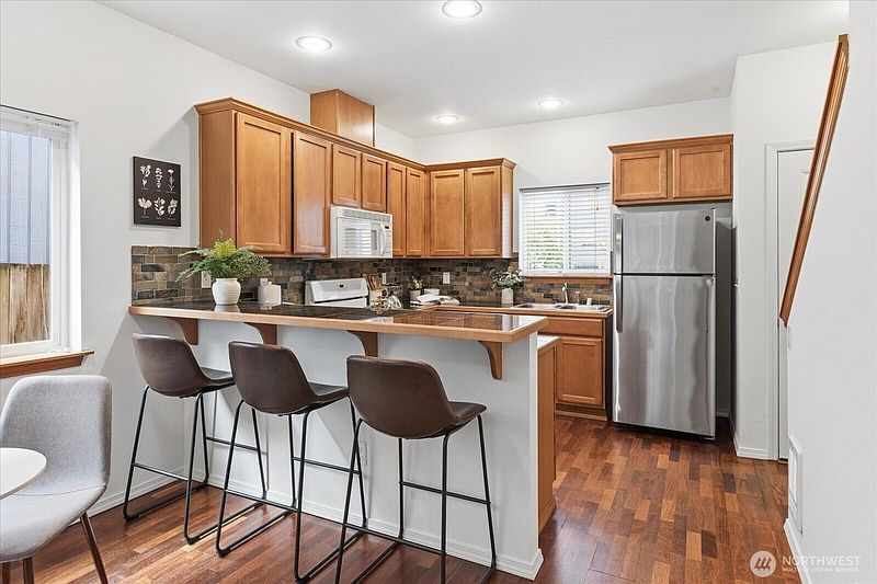 4th image of 4736 Delridge Way SW #B