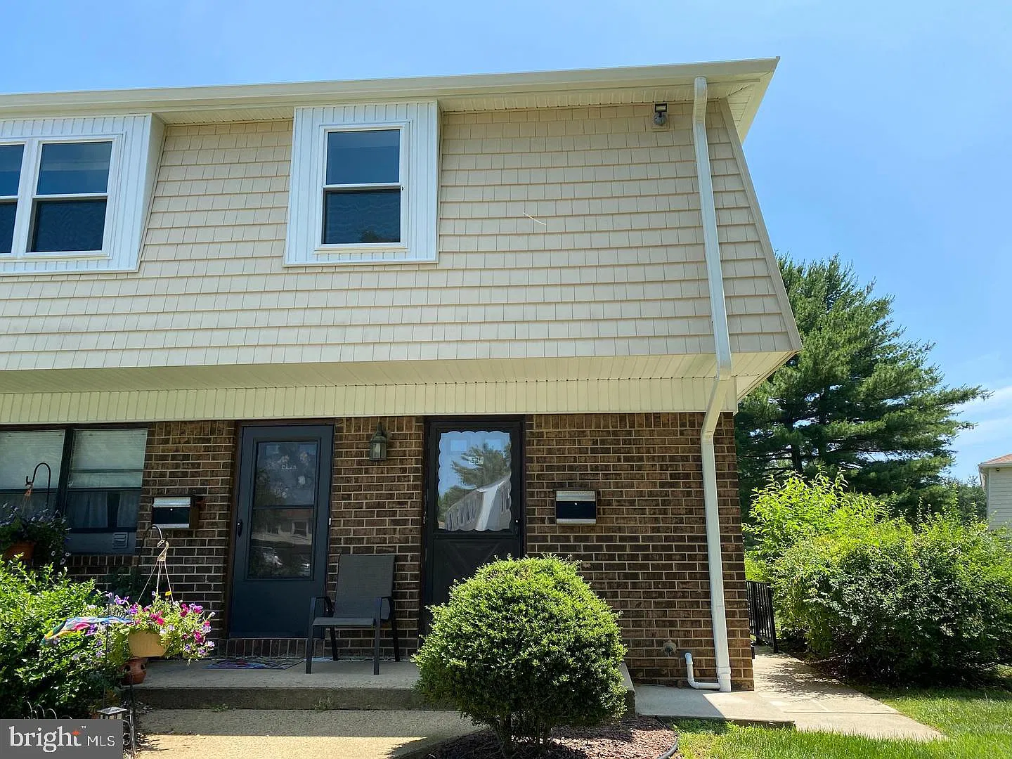3 bed, 1.5 bath, 1148 sqft, $2,500 — Photo 2