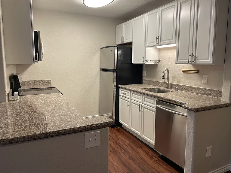 Dalipark Condominiums — Photo 19