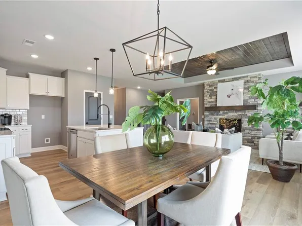 405 SW Redbud Ct, Blue Springs, MO 64014