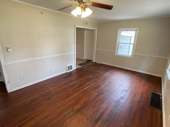 2nd image of 925 Garden Ln
