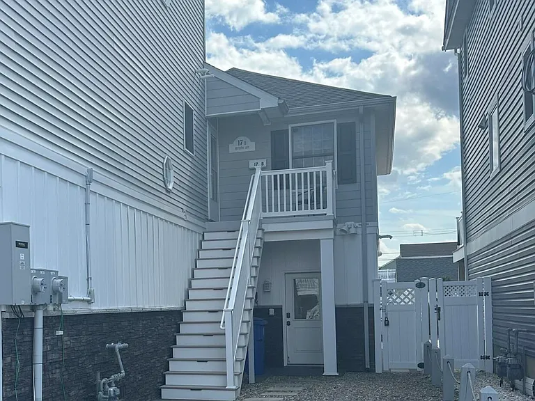 17 7th Ave — Photo 2
