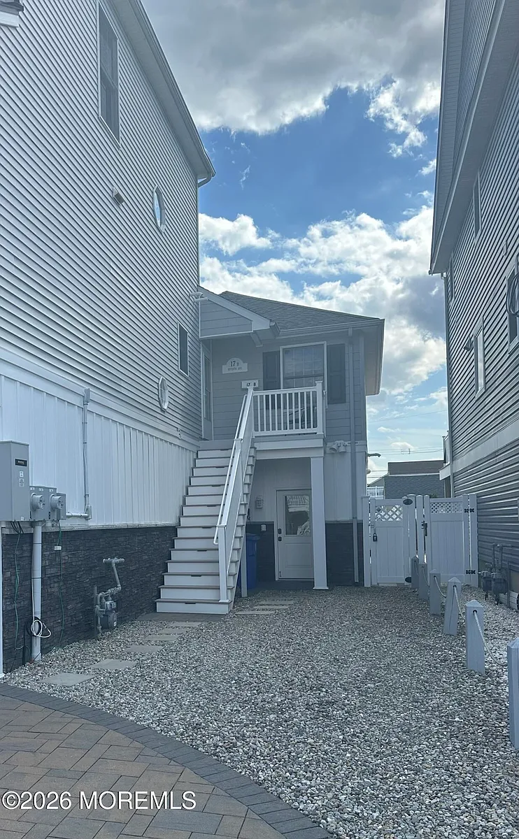 Building Photo - 17 7th Ave