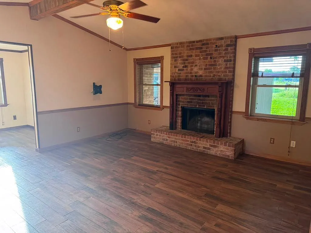 3 bed, 2.0 bath, 1503 sqft, $3,400 — Photo 2