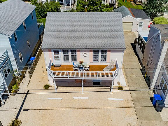 2nd image of 215 12th St