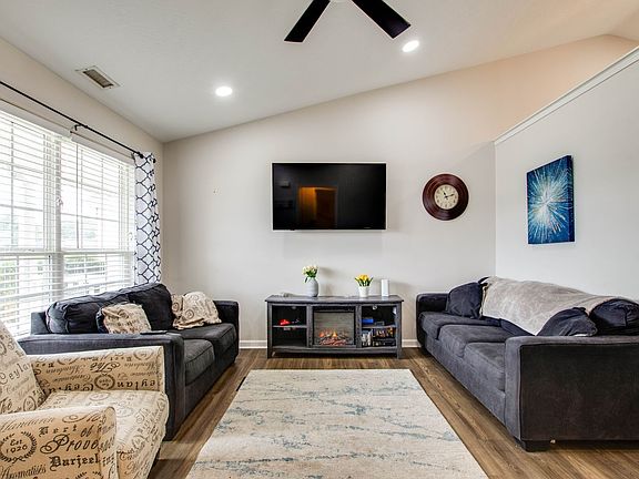 5th image of 611 Seaford Ct