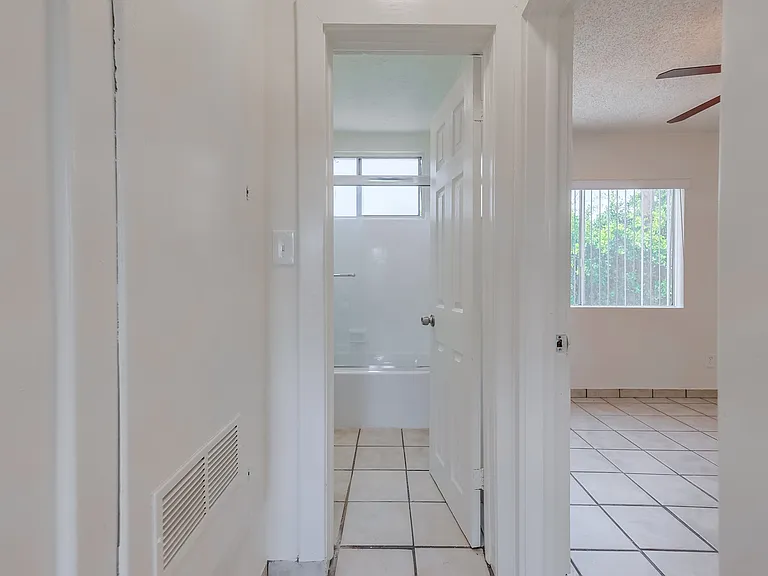 2425-2431 S Ridgeley Dr — Photo 16