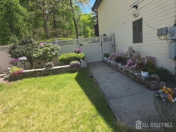 3rd image of 115 Oak St