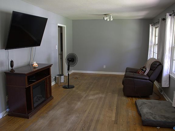 5th image of 709 Killarney Dr NW