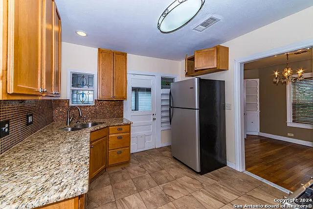 2218 W Mistletoe Ave — Photo 14