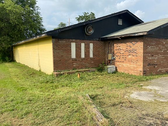 2nd image of 402 W Railroad St