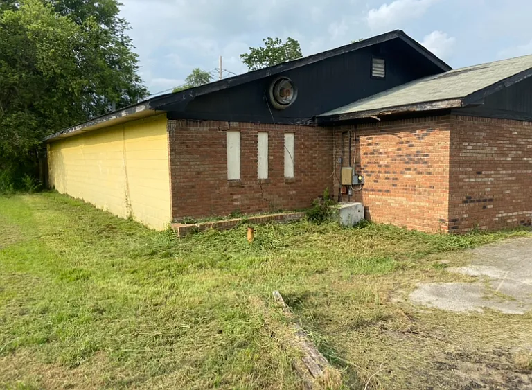 402 W Railroad St — Photo 2