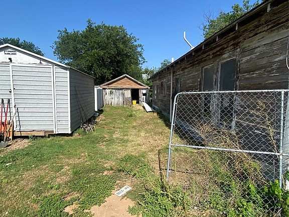 3rd image of 402 S Nueces St