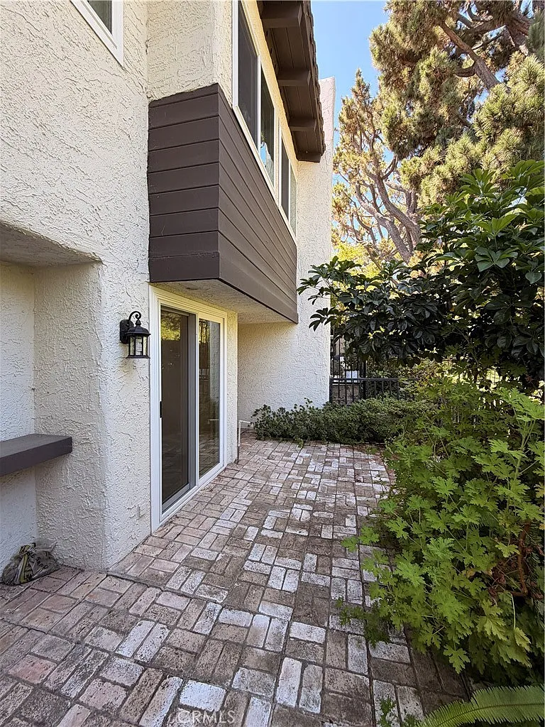 2 bed, 2.5 bath, 1994 sqft, $5,350 — Photo 2