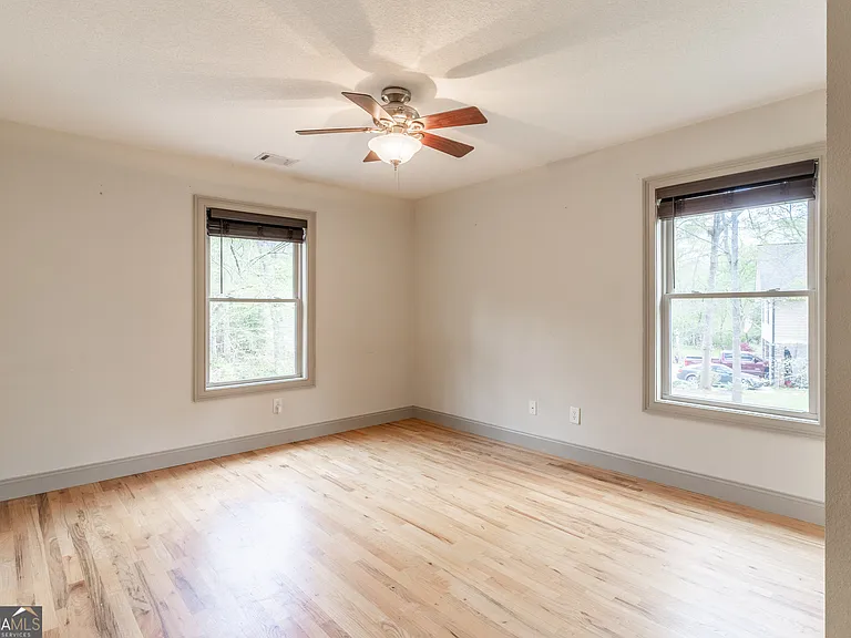 597 Meadow Brook Ln — Photo 25