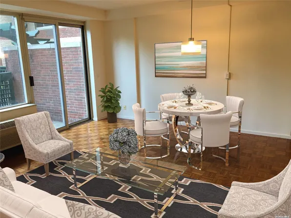 100 Hilton Avenue #M5, Garden City, NY 11530