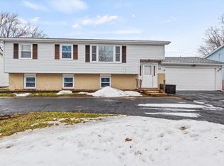 22 Adeane Dr E, Rochester, NY 14624