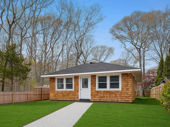 50 Squires Ave, East Quogue, NY 11942