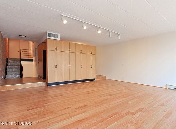 3rd image of 630 Vernon Ave APT 8