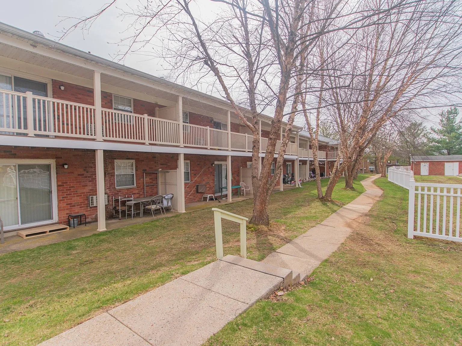 Country Manor Apartments — Photo 3