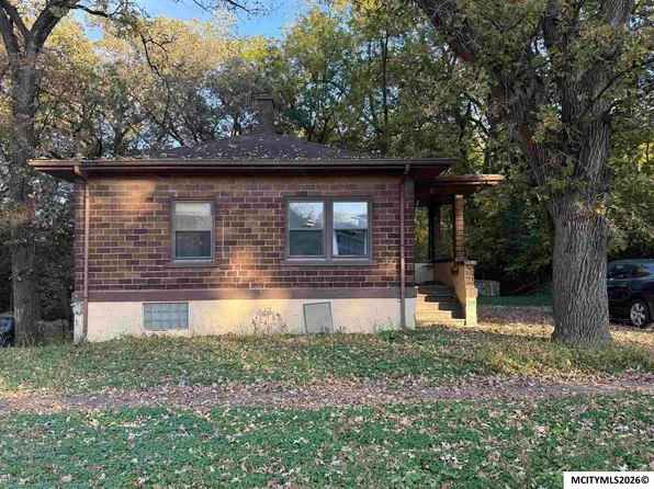 805 Elm Dr, Mason City, IA 50401