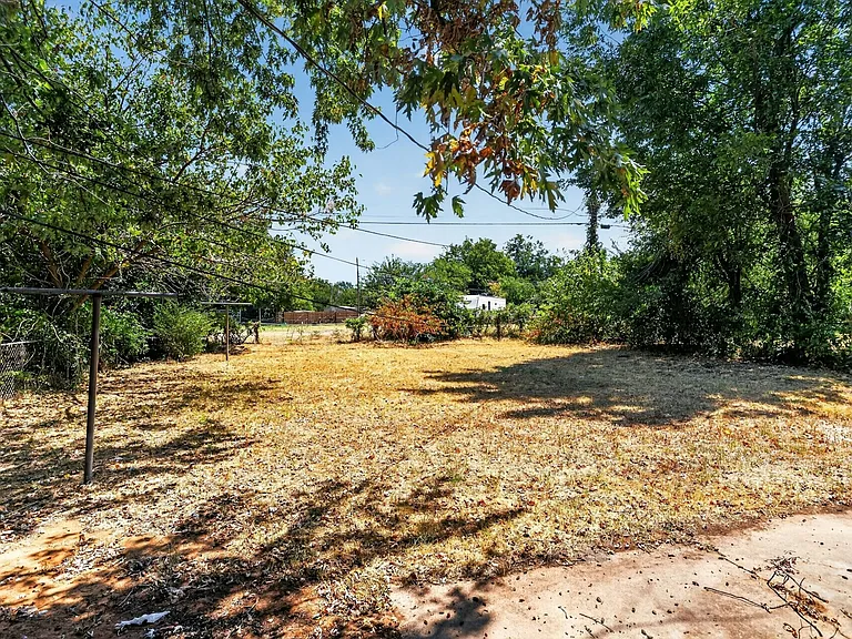 1004 Lotus Ave — Photo 15