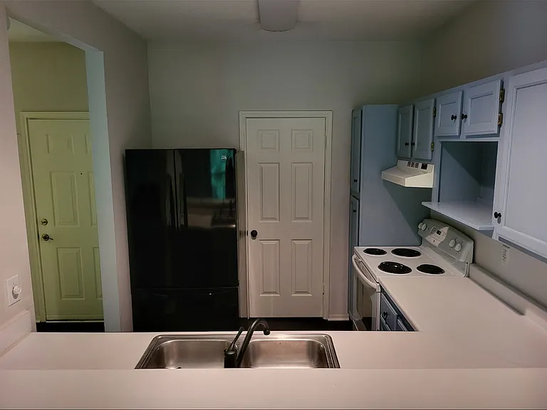 608 Squire Ln #H — Photo 3
